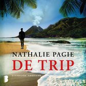 Boekomslag van 'De Trip' van Nathalie Pagie. Een man staat op een strand met een vulkaan op de achtergrond.