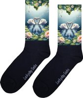Zwanen - Opkikkertje - Hart - Valentijn - Vijver - Grappige sokken - Valentijn cadeau - Verjaardag - Geluk - Grappige sokken - Leuke sokken - Vrolijke sokken - Kleur - Kerst sokken - Vaderdag - Moederdag - Socks maken Happy - 37-44