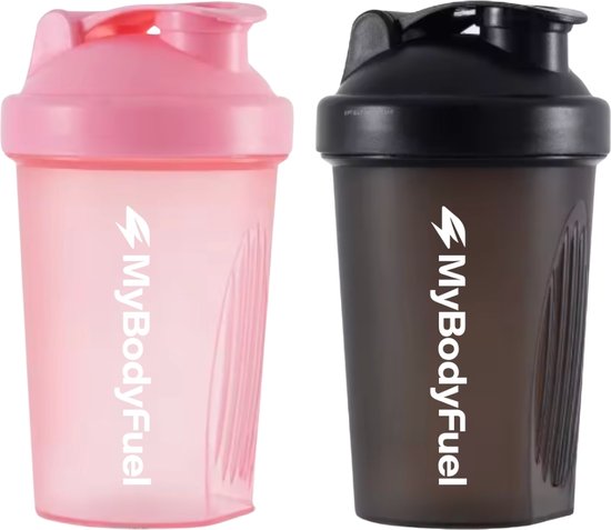Twee MyBodyFuel shakers naast elkaar: één in doorschijnend roze en één in doorschijnend zwart, beide met witte opdruk.