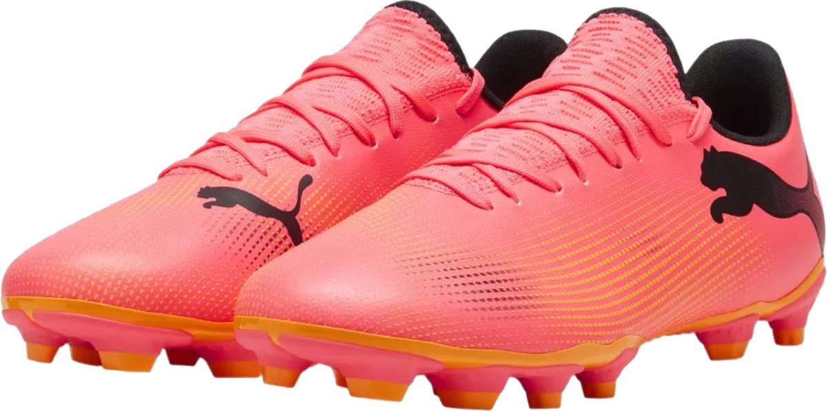 Roze Puma FUTURE 7 PLAY FG/AG voetbalschoenen met elastische kraag en zwarte logos, ontworpen voor spelmakers.