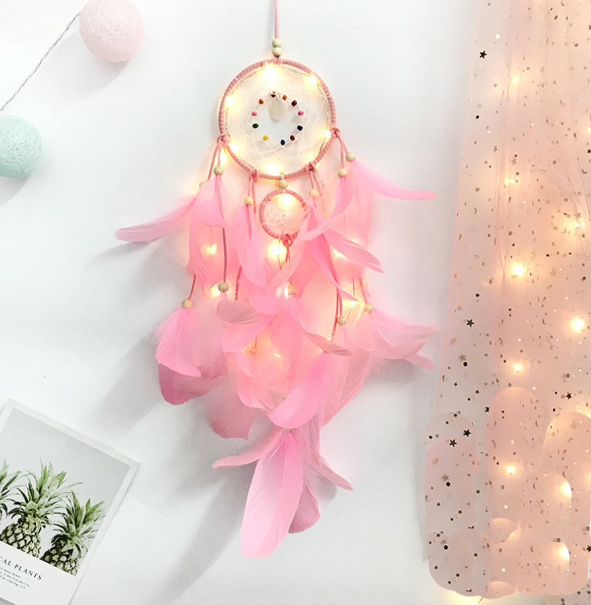DW4Trading Dromenvanger Roze met Kralen en Veren en Led Verlichting - Dreamcatcher - 60x12 cm Roze met Kralen en Veren met LED (12cm).