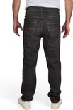 Achterkant van een man in een donkergrijze jeans met twee achterzakken en een Mustang logo.