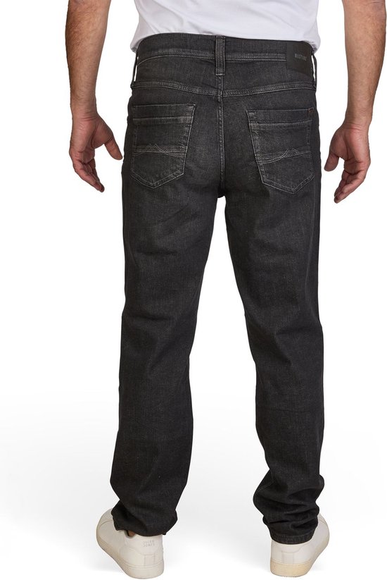 Achterkant van een man in een donkergrijze jeans met twee achterzakken en een Mustang logo.