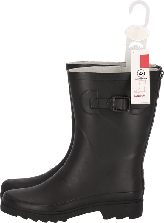 Zwarte regenlaarzen van rubber met gespdetail, merklabel met 'morethansocks' en 'RAINBOOTS'.