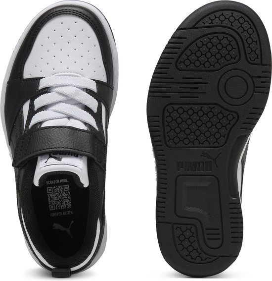 Boven- en onderkant van een zwart-witte sneaker, met veters en een klittenband.