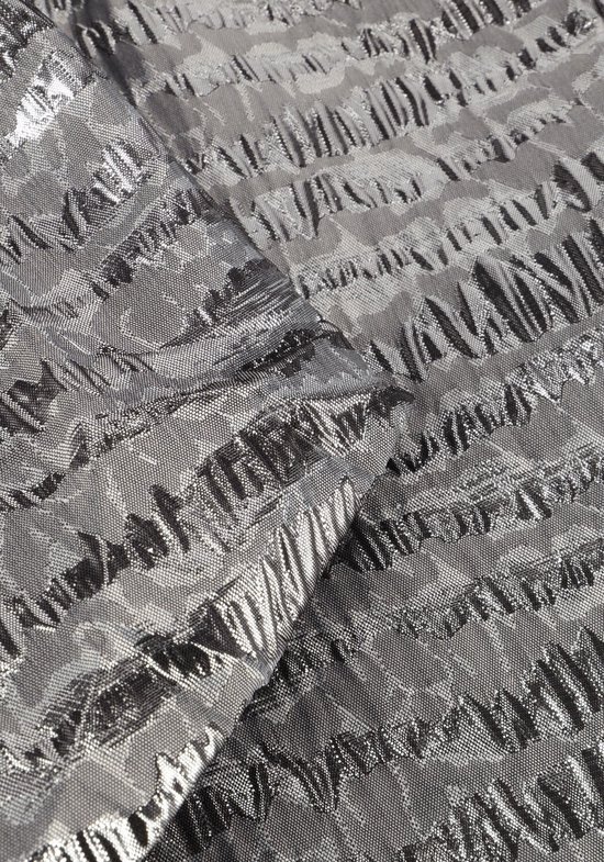 Close-up van zilveren stof met horizontale strepen en textuur.