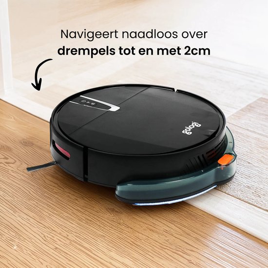Zwarte Gologi robotstofzuiger die moeiteloos over een drempel van 2 cm navigeert, met een deel van de dweilaccessoire zichtbaar.