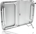 Onderkant van een zilverkleurige, ingeklapte campingtafel met inklapbare poten.