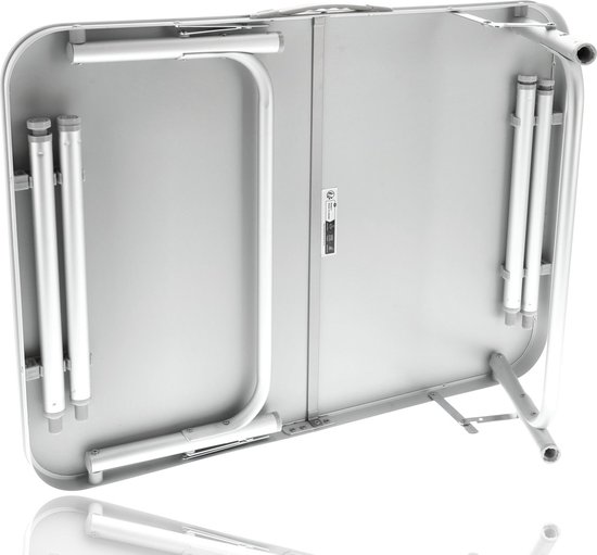 Onderkant van een zilverkleurige, ingeklapte campingtafel met inklapbare poten.