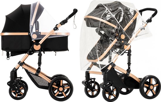Zwarte kinderwagen met goudkleurige frame en transparante regenhoes.