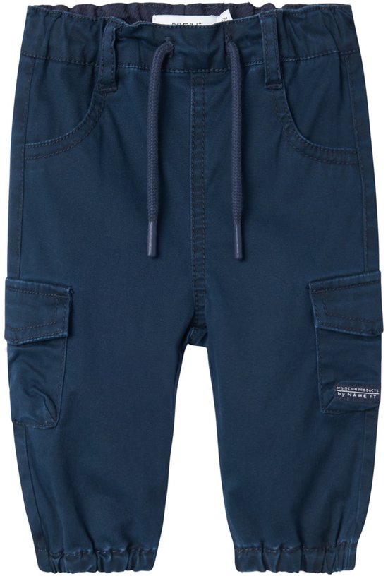 Donkerblauwe cargobroek met trekkoord, zakken en elastische boorden.