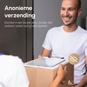 Koerier met een glimlach overhandigt een bruine, discrete verpakking. Icon met een oog en een streep erdoor.