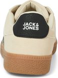 Achterkant van crèmekleurige sneakers met zwart detail en 'Jack & Jones' logo op de hak.