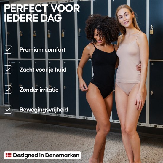 Twee dames in een kleedkamer. De linker dame draagt een zwart hemdje, de rechter dame een huidkleurig hemdje. Beide met spaghettibandjes.
