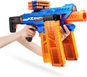 Handen die een blauwe X-Shot Insanity blaster vasthouden. De blaster heeft twee doorzichtige oranje magazijnen en een extra magazijn erbovenop.