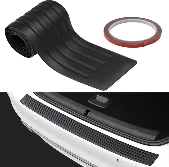 Zwarte, opgerolde beschermstrip met groeven naast tape, en een beschermstrip aangebracht op een achterbumper.