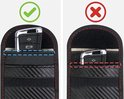 Rode stiksels op zwarte hoes. Sleutel links correct geplaatst, rechts incorrect.