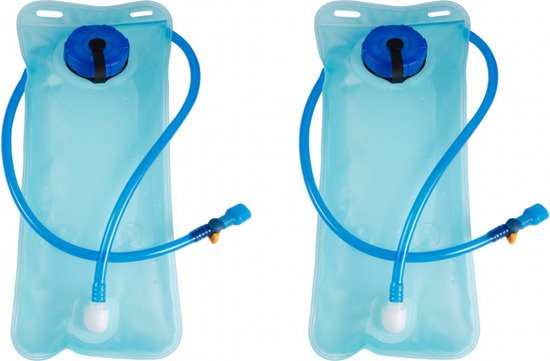 Twee identieke blauwe 2L drinkzakken met slang en mondstuk op een witte achtergrond.