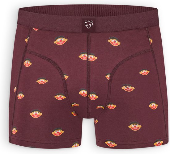 Bordeauxrode boxershort met een patroon van Ernie's gezicht.