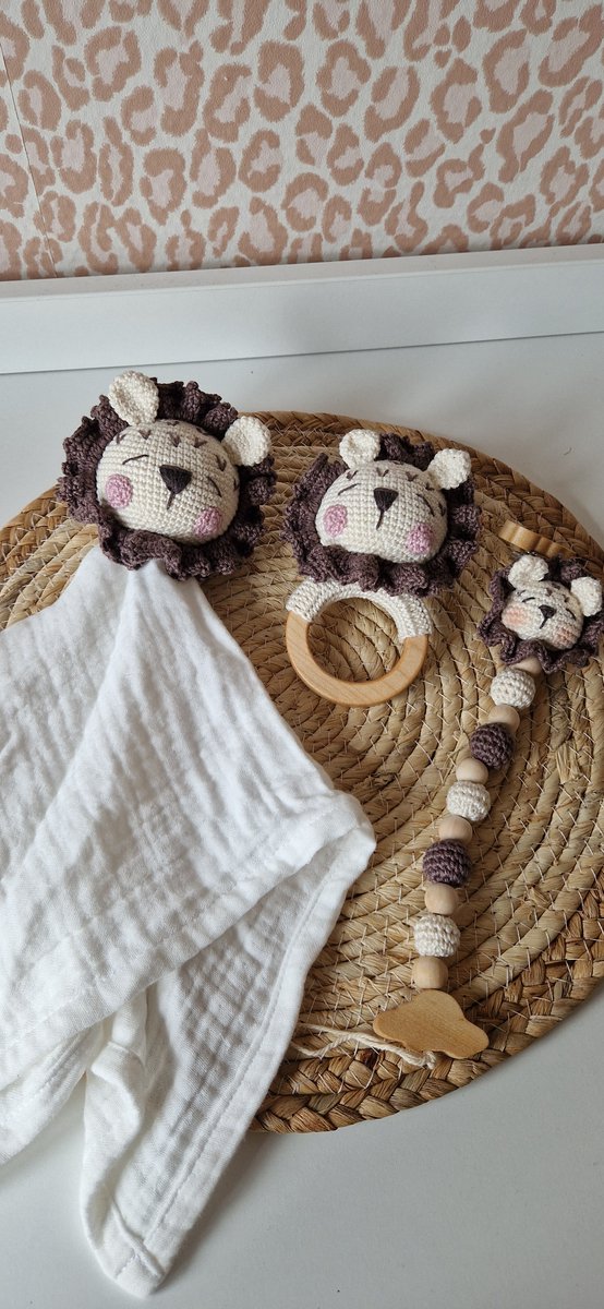 Goedkoopste Kraamcadeau Babyshower Geschenkset van 3 Gebreide Leeuw Knuffelvriendje rammelaar speenkoord