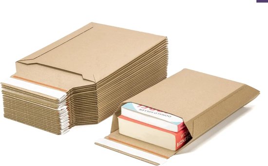 Stapel bruine kartonnen enveloppen, waarvan één open is met twee boeken erin.