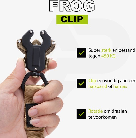 Hand die een sterke, draaibare Frog Clip vasthoudt, getest tot 450 KG, voor het bevestigen van een hondenhalsband.