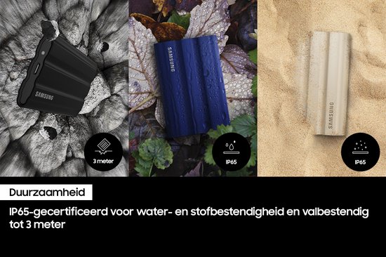 Drie Samsung T7 Shield SSD's in zwart, blauw en beige in verschillende omgevingen: rots, bladeren met waterdruppels, en zand. IP65-gecertificeerd.