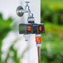 GARDENA waterverdeler aangesloten op een kraan met een tuinslang.