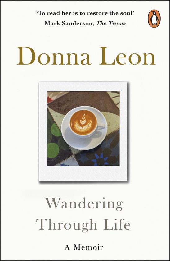 Couverture du livre 'Wandering Through Life' par Donna Leon, montrant une tasse de café avec de la mousse de lait artistique.