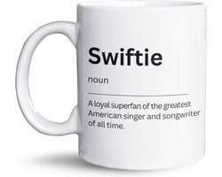 NietMokken.nl - Swiftie mok – Woordenboek mok voor superfan – Originele keramische koffiebeker – Perfect cadeau voor muziekliefhebbers – Vaatwasser- en magnetronbestendig – 325 ml - Voor Taylor Swift fan - Aan beide zijden bedrukt - Wit