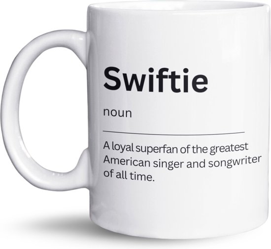 NietMokken.nl - Tasse Swiftie - Tasse dictionnaire pour superfan - Tasse à café en céramique originale - Cadeau Perfect pour les mélomanes - Va au lave-vaisselle et au micro-ondes - 325 ml - Pour fan de Taylor Swift - Imprimé des deux côtés - Wit