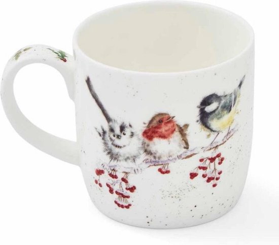 Witte mok met aquarelafbeelding van drie vogels op een tak met rode bessen.