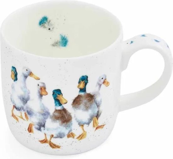 Witte mok met aquarelprint van zes eenden. Blauwe veertjes zijn zichtbaar aan de binnenkant en op de hengsel.