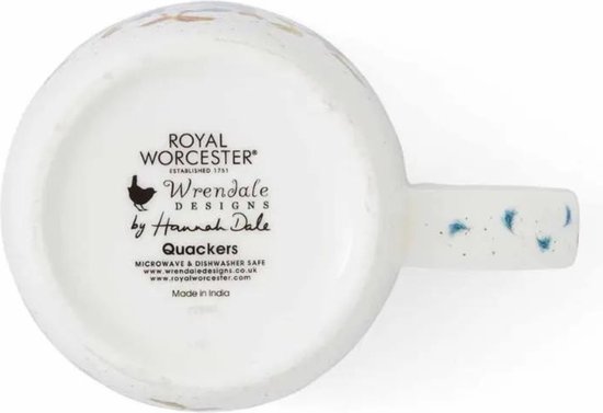 Onderkant van een witte mok met 'Royal Worcester', 'Wrendale Designs', 'Quackers by Hannah Dale' en productinformatie.
