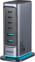 Grijze Joyroom 65W multi-poort oplader met 4x USB-C en 2x USB-A poorten, met blauwe LED-basis.