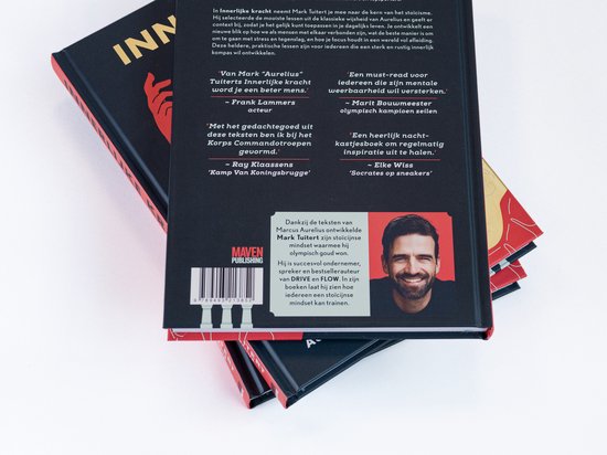 Achterkant van het boek 'Innerlijke Kracht' met een portret van Mark Tuitert en citaten.