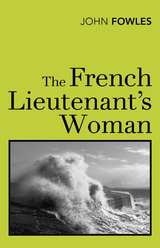 Boekomslag van 'The French Lieutenant's Woman' van John Fowles. Een zwart-witfoto van woeste golven tegen een stenen muur.