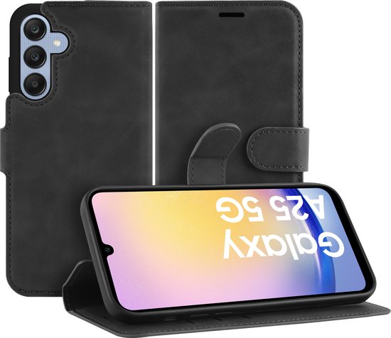 Zwart telefoonhoesje voor Samsung Galaxy A25, in standfunctie.