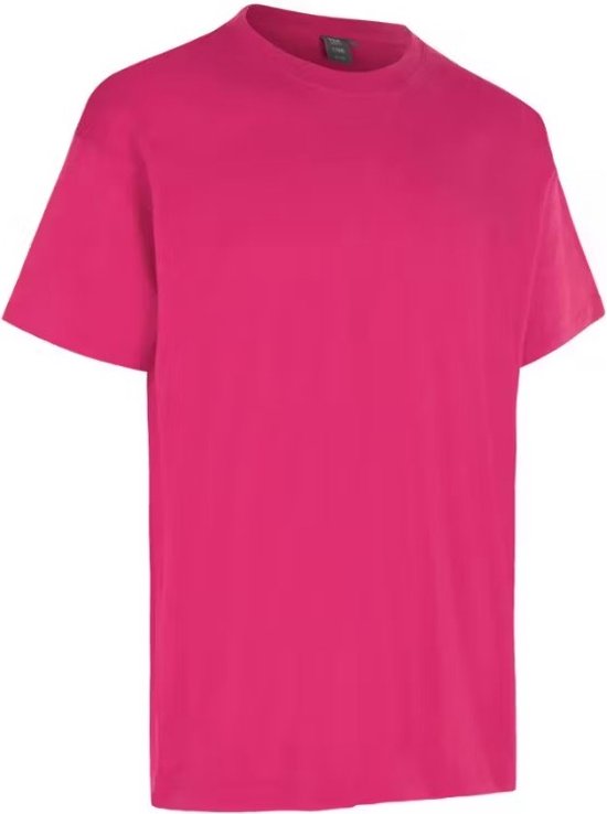 Een effen, felroze t-shirt met korte mouwen en een ronde hals.
