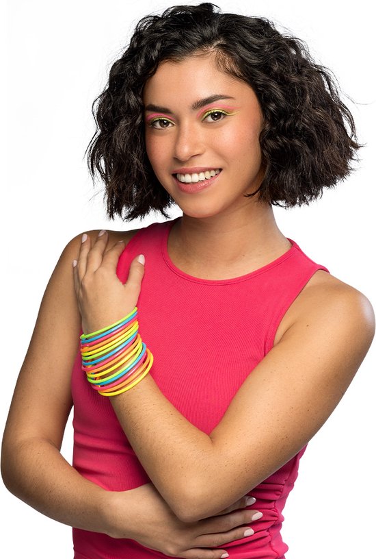 Vrouw met krullend haar, draagt roze top en meerdere kleurrijke armbanden om haar linkerpols.