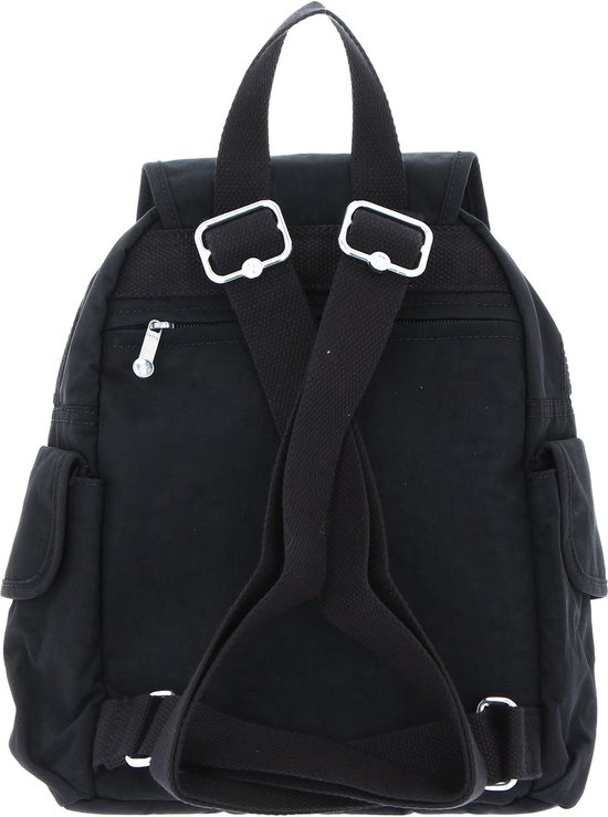Achterkant van een zwarte Kipling rugzak met gekruiste schouderbanden en zilverkleurige gespen.