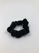 E-ComFurr – Velvet scrunchie black – chique zwart elastiek – velvet haar wokkel