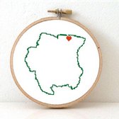 Surinam borduurpakket  - geprint telpatroon om een kaart van Suriname te borduren met een hart voor Paramaribo  - geschikt voor een beginner