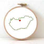 Hungary borduurpakket  - geprint telpatroon om een kaart van Hongarije te borduren met een hart voor Boedapest  - geschikt voor een beginner
