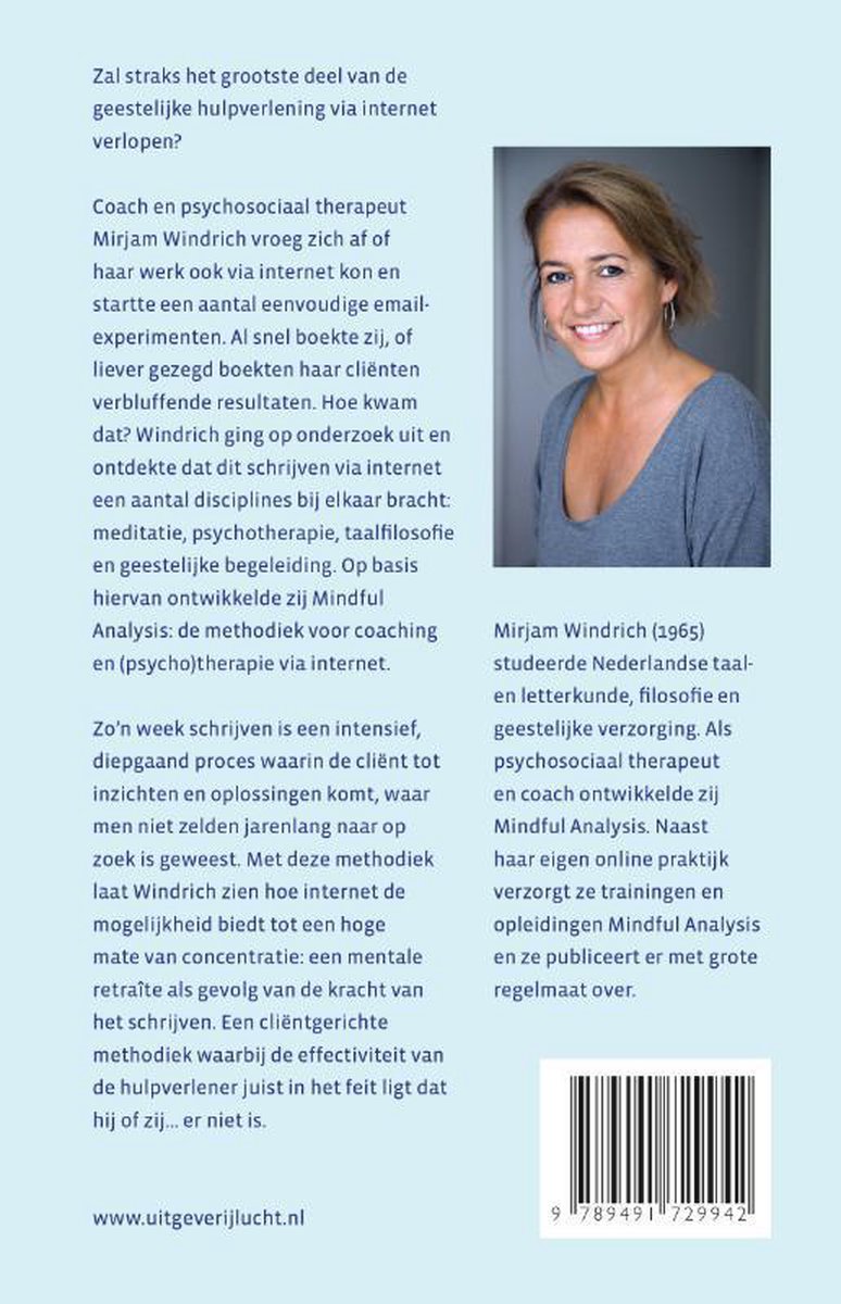 Achterkant boek "De therapie revolutie" met portret van Mirjam Windrich. "Mirjam Windrich (1965) studeerde Nederlandse taal- en letterkunde, filosofie en geestelijke verzorging. Als psychosociaal therapeut en coach ontwikkelde zij Mindful Analysis."