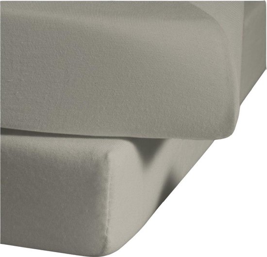 Pile de deux draps-housse gris clair texturés, présentés sur le coin.
