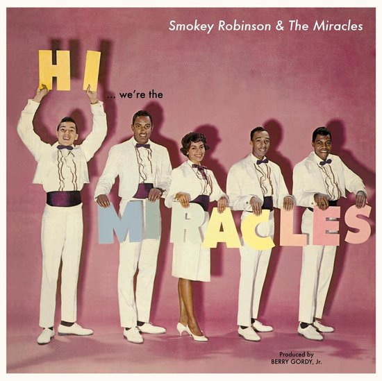 Smokey Robinson & The Miracles: 'HI... we're the MIRACLES' albumhoes met 5 groepsleden in witte pakken met paarse strikken. Twee groepsleden houden 'H' en 'I' vast, en drie groepsleden houden 'M', 'I', 'R', 'A', 'C', 'L', 'E', 'S' vast.