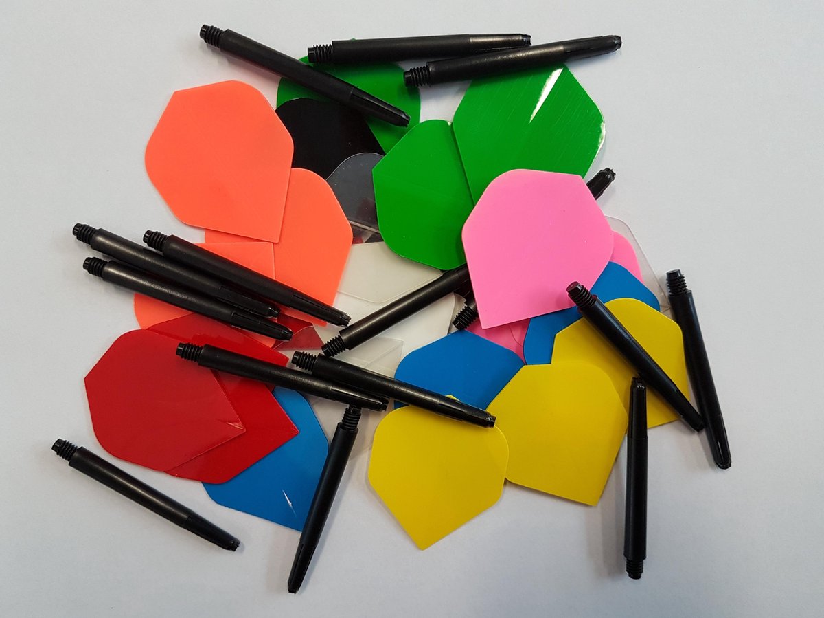 10 sets (30 stuks) Multicolor Poly flights plus 5 sets (15 stuks) shafts - dartflight - dartshaft