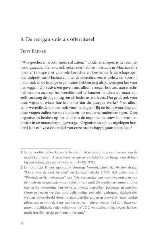 Titelpagina met artikel '6. De reorganisatie als offerritueel' door Frits Bakker, met voetnoot.
