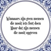 Tegeltje met Spreuk: Winnaars zijn geen mensen die nooit iets fout doen Maar dat zijn mensen die nooit opgeven + Cadeau verpakking & Plakhanger